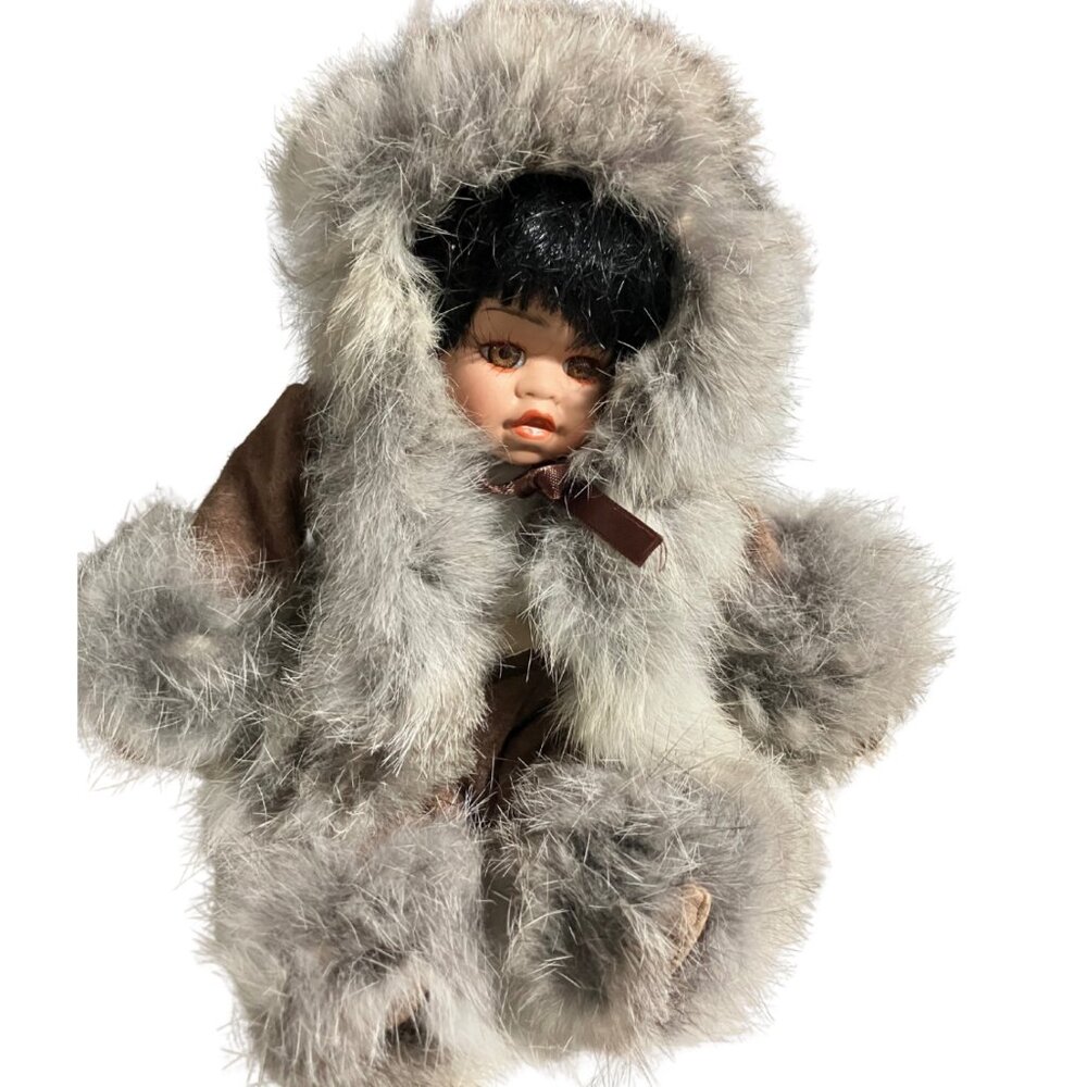 Vintage  Eskimo Doll with Faux Fur Hood e Broadway Collection and Painted – 10”